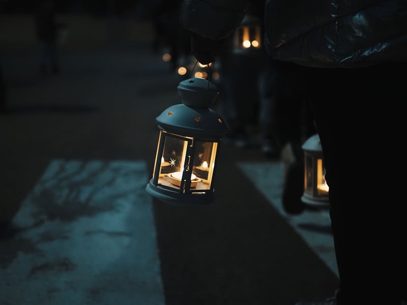 Lanterns and Candles Lighting Decoration